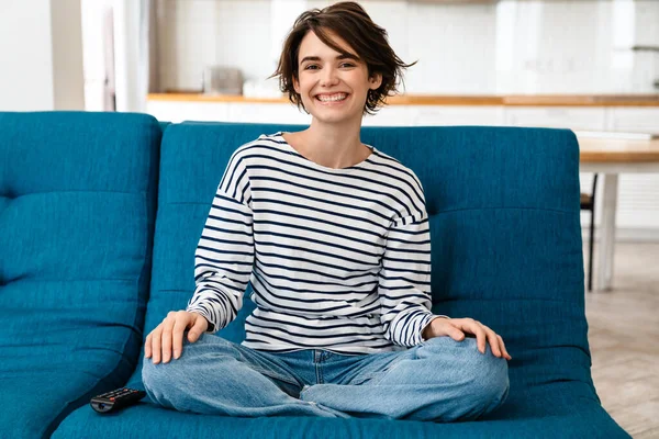 Feliz Hermosa Mujer Sonriendo Mientras Está Sentado Sofá Casa — Foto de Stock