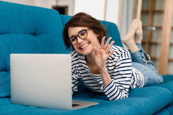 Glückliche Schöne Frau Mit Laptop Und Winkender Hand Während Sie — Stockfoto