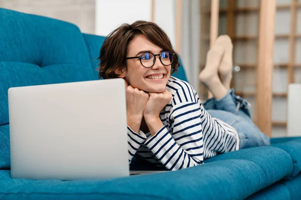 Glücklich Schöne Frau Brille Mit Laptop Während Sie Hause Auf — Stockfoto