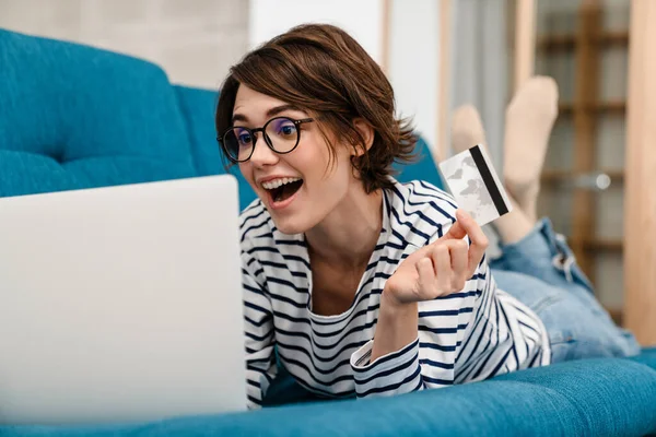 Aufgeregt Schöne Frau Brille Mit Kreditkarte Und Laptop Auf Der — Stockfoto