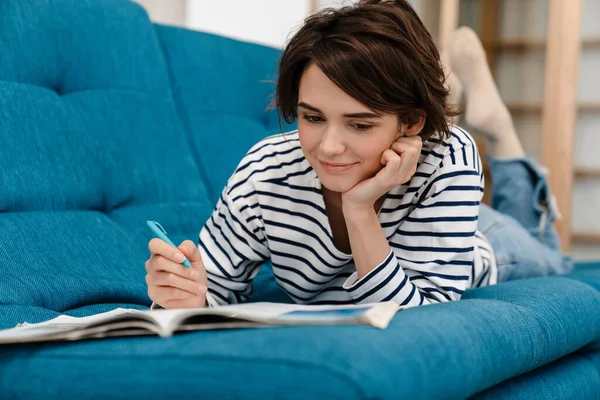 Glücklich Schöne Studentin Hausaufgaben Machen Während Sie Hause Auf Der — Stockfoto