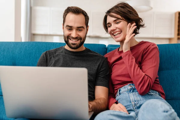 Feliz Pareja Joven Saludando Mano Uso Computadora Portátil Mientras Está —  Fotos de Stock