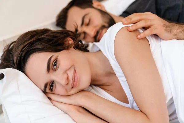Happy Young Couple Smiling Hugging While Lying Bed Home — Stock Photo, Image