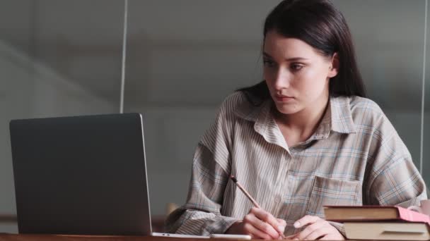 Una Hermosa Mujer Negocios Con Camisa Está Trabajando Mientras Escribe — Vídeos de Stock