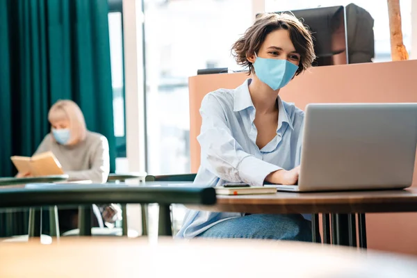 Menina Caucasiana Feliz Máscara Protetora Trabalhando Com Laptop Café Dentro — Fotografia de Stock