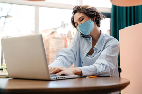 Ragazza Felice Maschera Protettiva Parlando Sul Cellulare Mentre Lavora Con — Foto Stock