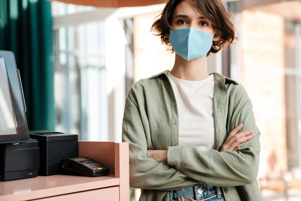 Kaukasische Schöne Mädchen Schutzmaske Posieren Café Drinnen — Stockfoto