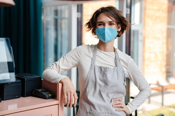 Szczęśliwa Właścicielka Kawiarni Nosi Maskę Ochronną Otwieraną Ponownie Epidemii Koronawirusa — Zdjęcie stockowe