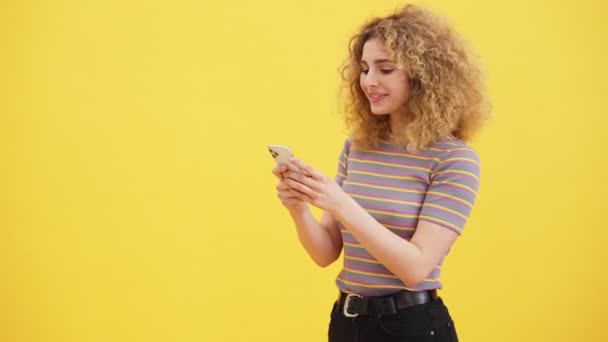 Una Mujer Rubia Sonriente Está Utilizando Teléfono Inteligente Pie Aislado — Vídeos de Stock