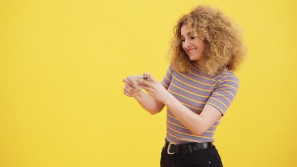 Una Mujer Rubia Enfocada Está Jugando Juegos Usando Teléfono Inteligente — Vídeos de Stock