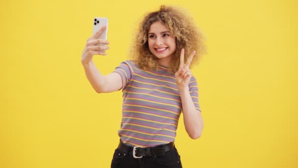 Μια Θετική Ξανθιά Γυναίκα Παίρνει Φωτογραφίες Selfie Χρησιμοποιώντας Smartphone Της — Αρχείο Βίντεο