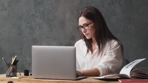 Une Femme Affaires Concentrée Travaille Avec Ordinateur Portable Des Documents — Video