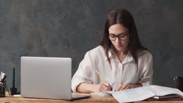 Een Mooie Zakenvrouw Werkt Met Laptop Computer Papieren Documenten Terwijl — Stockvideo