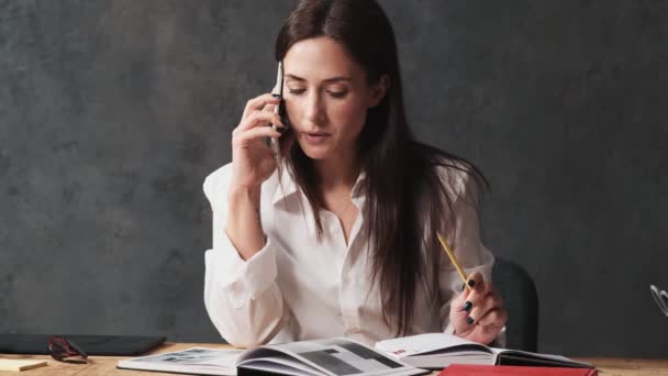 Eine Seriöse Geschäftsfrau Telefoniert Büro Mit Dem Smartphone — Stockvideo