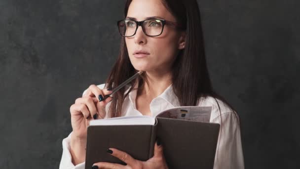 Una Hermosa Mujer Negocios Está Tomando Notas Oficina — Vídeo de stock