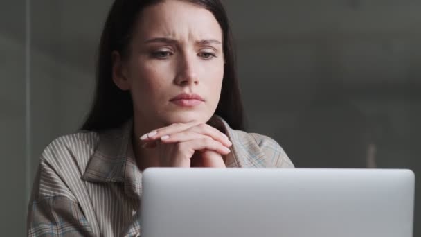 Eine Konzentrierte Ernsthafte Geschäftsfrau Blickt Auf Ihren Laptop Der Büro — Stockvideo