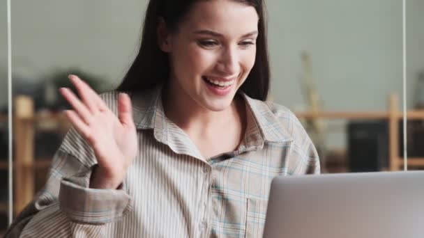 Eine Glückliche Geschäftsfrau Benutzt Ihren Laptop Während Sie Mit Video — Stockvideo