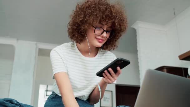 Uma Garota Cabelos Encaracolados Positiva Óculos Fone Ouvido Com Fio — Vídeo de Stock