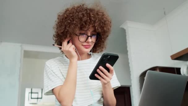 Uma Garota Cabelos Encaracolados Positiva Óculos Fone Ouvido Com Fio — Vídeo de Stock