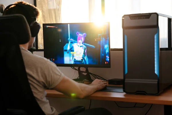 Biały Brunetka Facet Słuchawki Grać Wideo Gra Jego Komputer Podczas — Zdjęcie stockowe