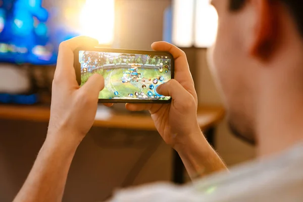 Morena Sin Afeitar Chico Jugando Videojuego Teléfono Móvil Casa — Foto de Stock