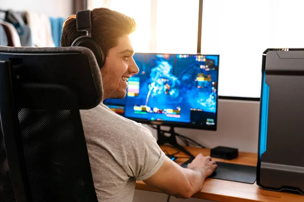 Chico Morena Feliz Los Auriculares Jugando Videojuego Ordenador Mientras Está —  Fotos de Stock