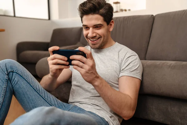 Feliz Morena Chico Jugando Videojuego Teléfono Móvil Casa —  Fotos de Stock