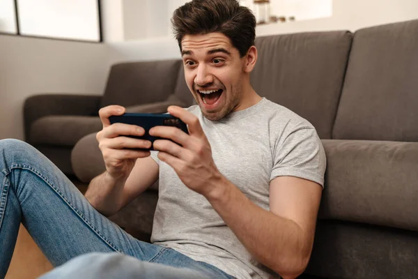 Encantado Morena Chico Jugando Videojuego Teléfono Móvil Casa —  Fotos de Stock