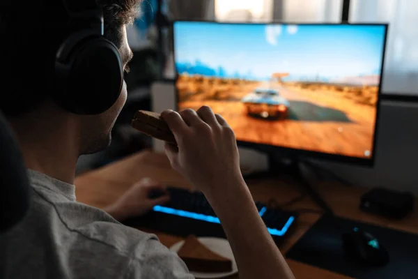 Kaukasischer Typ Isst Sandwich Während Hause Videospiel Auf Seinem Computer — Stockfoto