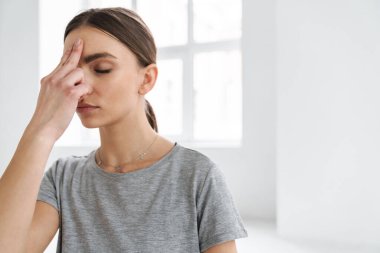 Yoga stüdyosunda meditasyon yapan çekici genç bir kadın.