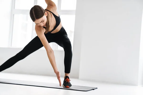 Sportliche Junge Sportlerin Beim Training Auf Der Matte — Stockfoto