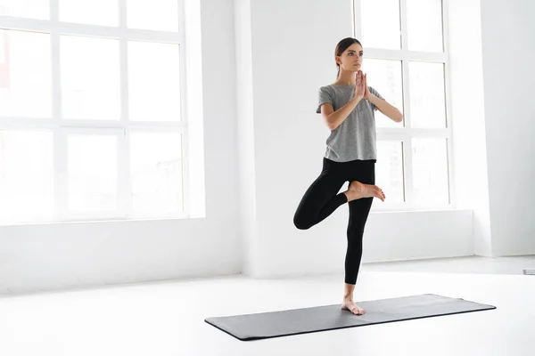 Atletik Difokuskan Olahragawan Wanita Melakukan Latihan Selama Latihan Yoga Dalam — Stok Foto