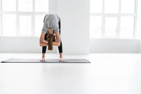 Jeune Femme Yoga Séduisante Bonne Santé Étirant Sur Tapis Fitness — Photo
