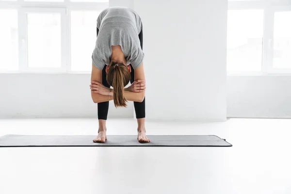 Jeune Femme Yoga Séduisante Bonne Santé Étirant Sur Tapis Fitness — Photo