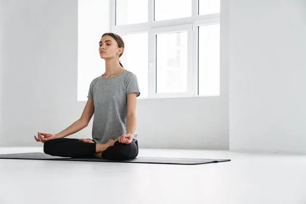 Attractive Young Woman Practicing Meditation Yoga Studio — Stock Photo, Image