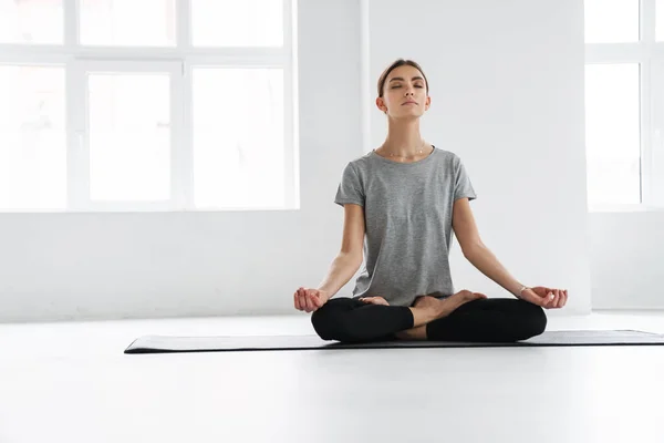 Attractive Young Woman Practicing Meditation Yoga Studio — Stock Photo, Image