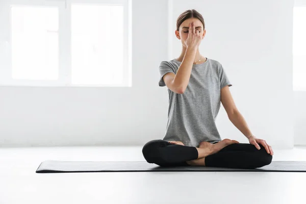 Attractive Young Woman Practicing Meditation Yoga Studio — Stock Photo, Image