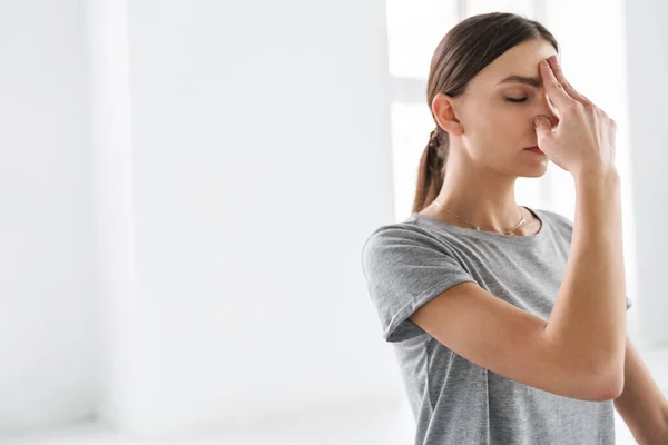 Attrayant Jeune Femme Pratiquant Méditation Dans Studio Yoga — Photo