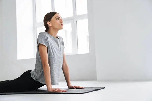 Athlétique Sportive Concentrée Faisant Exercice Pendant Pratique Yoga Intérieur — Photo
