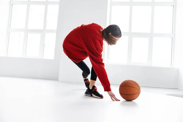 Atlético Jovem Desportista Trabalhando Com Basquete Dentro Casa — Fotografia de Stock