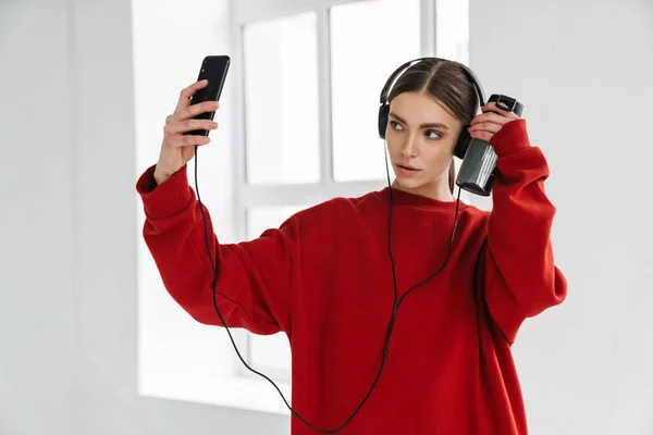 Atlética Joven Deportista Auriculares Tomando Selfie Teléfono Celular Interior — Foto de Stock