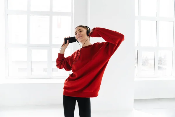 Mulher Feliz Dançando Enquanto Ouve Música Com Fones Ouvido Smartphone — Fotografia de Stock