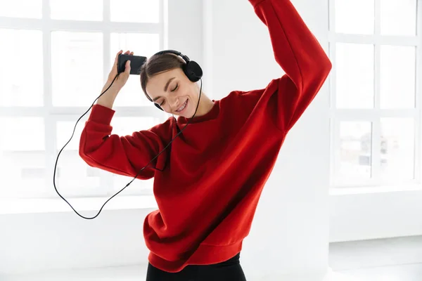 Mujer Feliz Bailando Mientras Escucha Música Con Auriculares Teléfonos Inteligentes — Foto de Stock