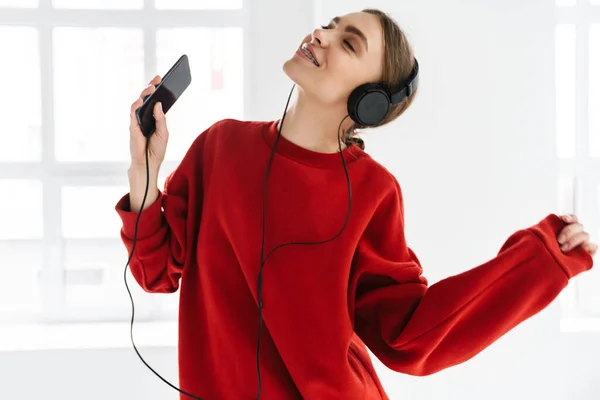 Mujer Feliz Bailando Mientras Escucha Música Con Auriculares Teléfonos Inteligentes — Foto de Stock
