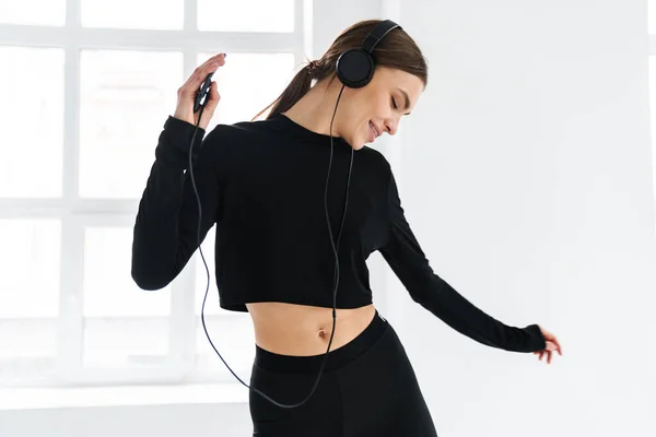 Mujer Feliz Bailando Mientras Escucha Música Con Auriculares Teléfonos Inteligentes — Foto de Stock