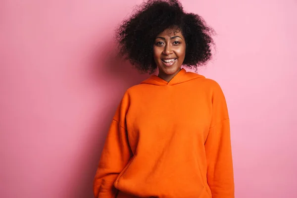 Felice Ragazza Afro Americana Sorridente Guardando Fotocamera Isolata Sfondo Rosa — Foto Stock