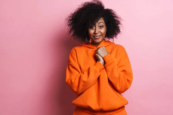 Felice Donna Afro Americana Sorridente Guardando Fotocamera Isolata Sfondo Rosa — Foto Stock