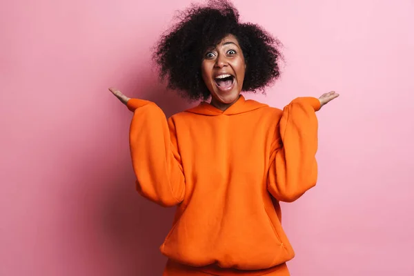 Emocionada Mujer Afroamericana Gritando Haciendo Gestos Cámara Aislada Sobre Fondo —  Fotos de Stock