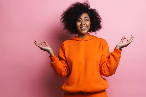 Felice Donna Afro Americana Sorridente Mentre Medita Isolato Sfondo Rosa — Foto Stock