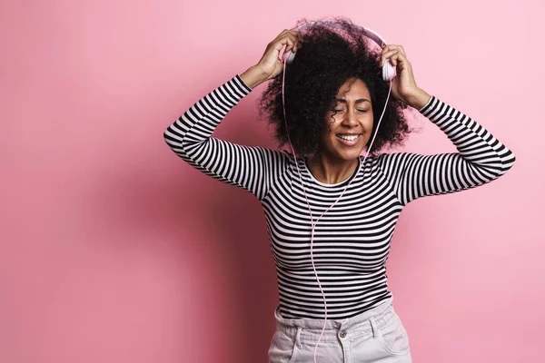 Vidám Afro Amerikai Lány Gúnyolódik Fejhallgató Elszigetelt Rózsaszín Háttér — Stock Fotó